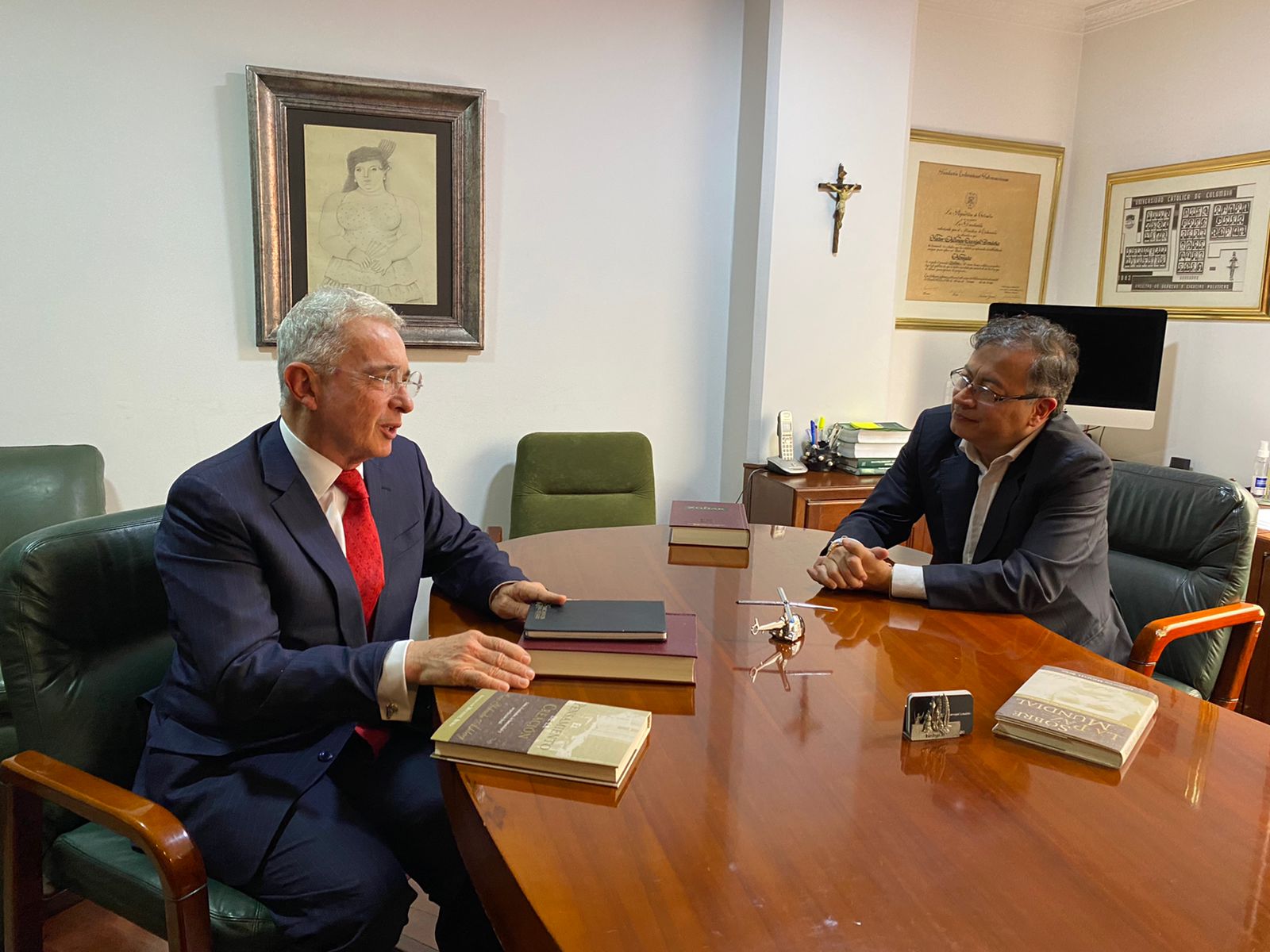 Gustavo Petro y Álvaro Uribe ya están reunidos
