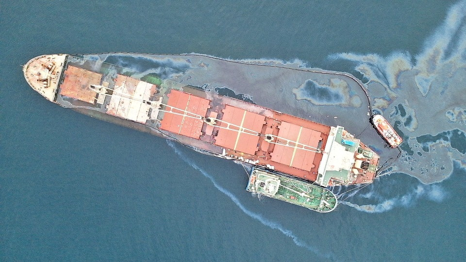 Buque Se Accidentó En Gibraltar Y Dejó Gran Derrame De Aceite Que Alcanzó La Costa Española Buque Se Accidentó En Gibraltar Y Dejó Gran Derrame De Aceite Que Alcanzó La Costa Española
