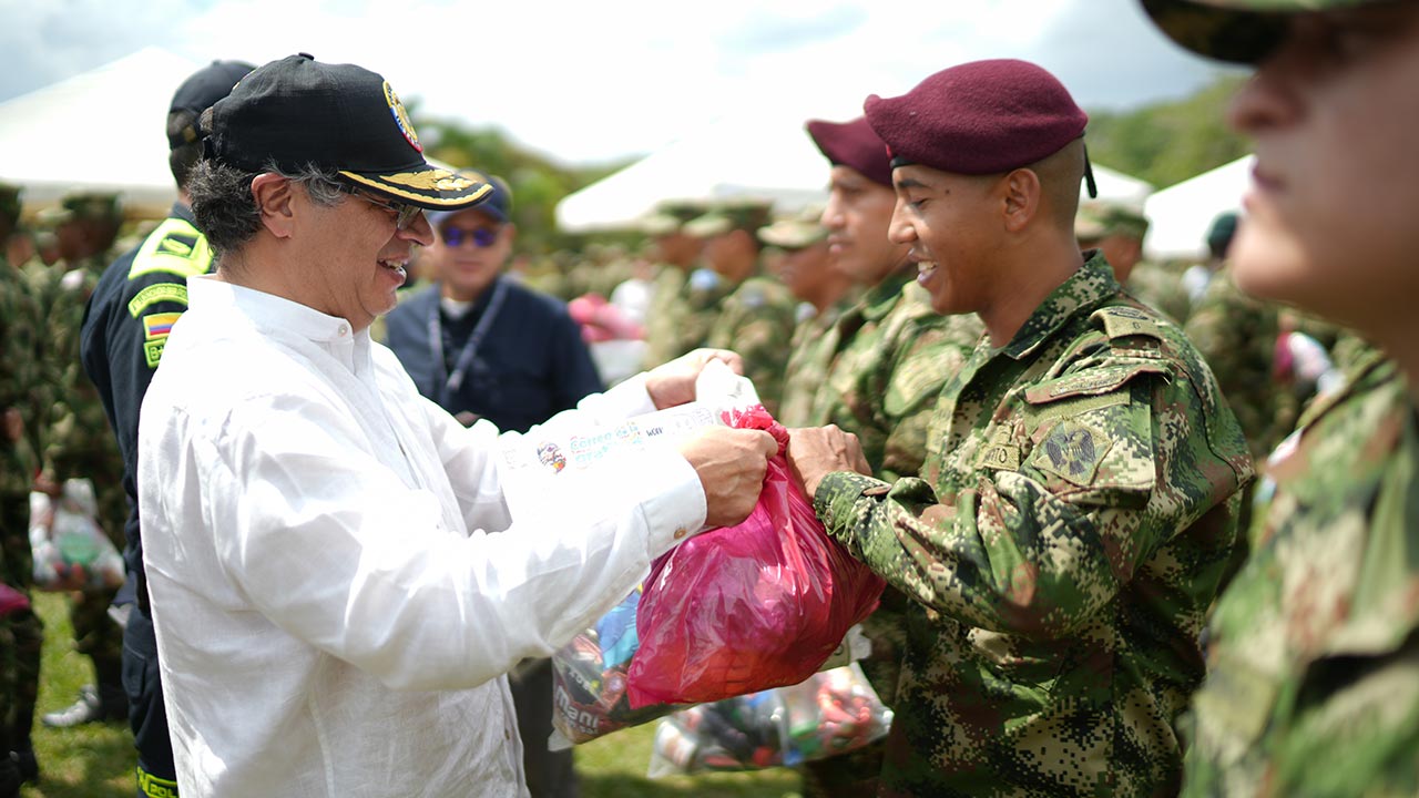 Presidente Petro entregó regalos de Navidad soldados de las Fuerzas  Militares | Agenciapi.co