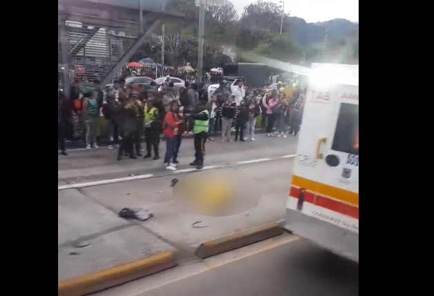 Trágico accidente: un muerto tras choque de un Transmilenio y dos motos