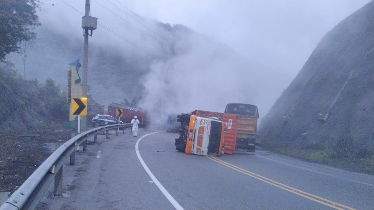 Grave accidente en la vía Buga – Buenaventura causa derrame de ácido ...