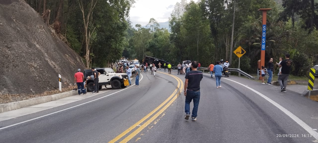 Cierre total de la vía al Llano tras el grave accidente