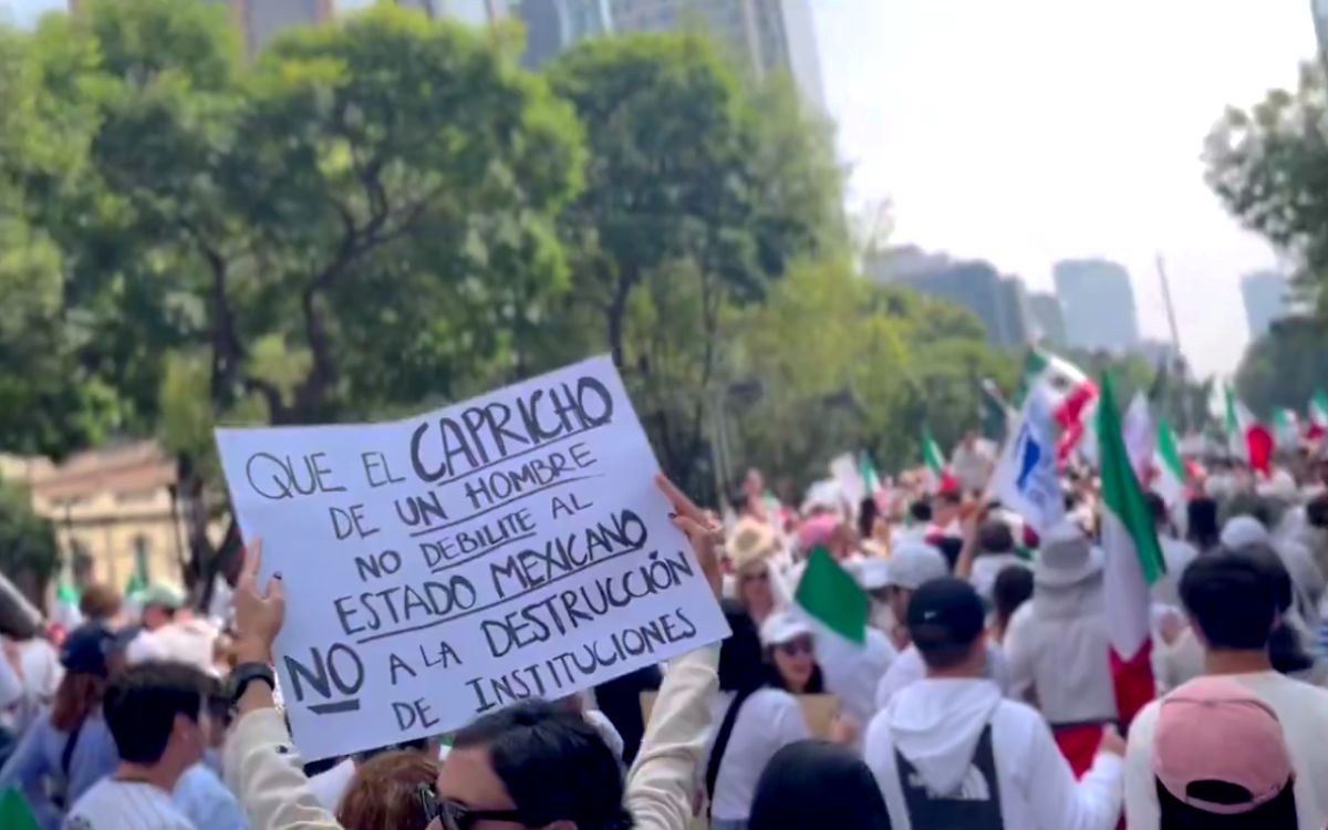 Estudiantes de derecho marchan contra la Reforma Judicial de AMLO en México