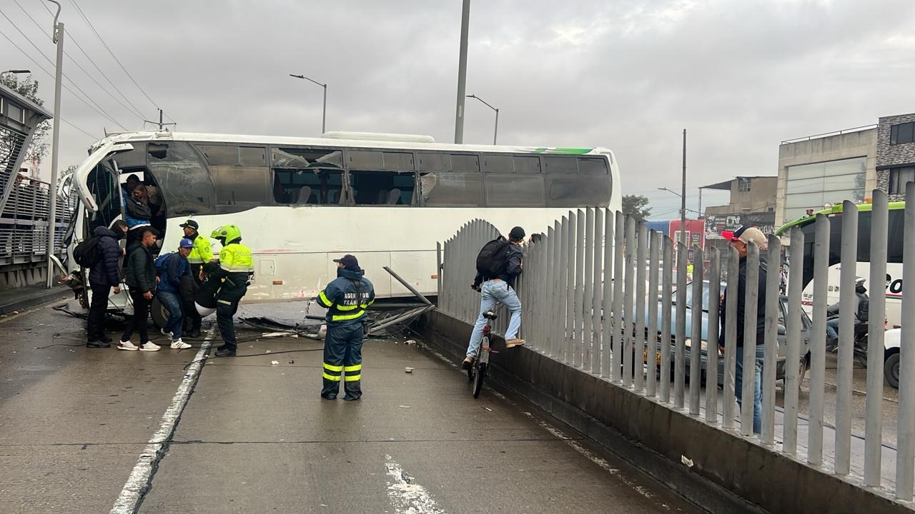 Bus se queda sin frenos y choca contra separador de estación de ...