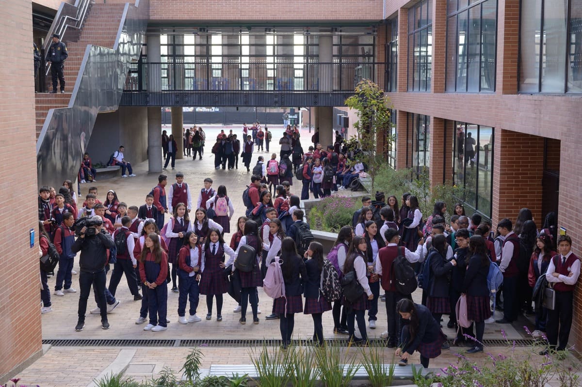 Regreso a clases en 412 colegios públicos de Bogotá: inauguran uno ...