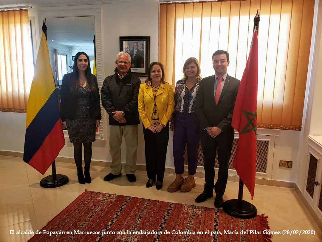 Juan Carlos López en Marruecos posando con cuerpo diplomático de Colombia 