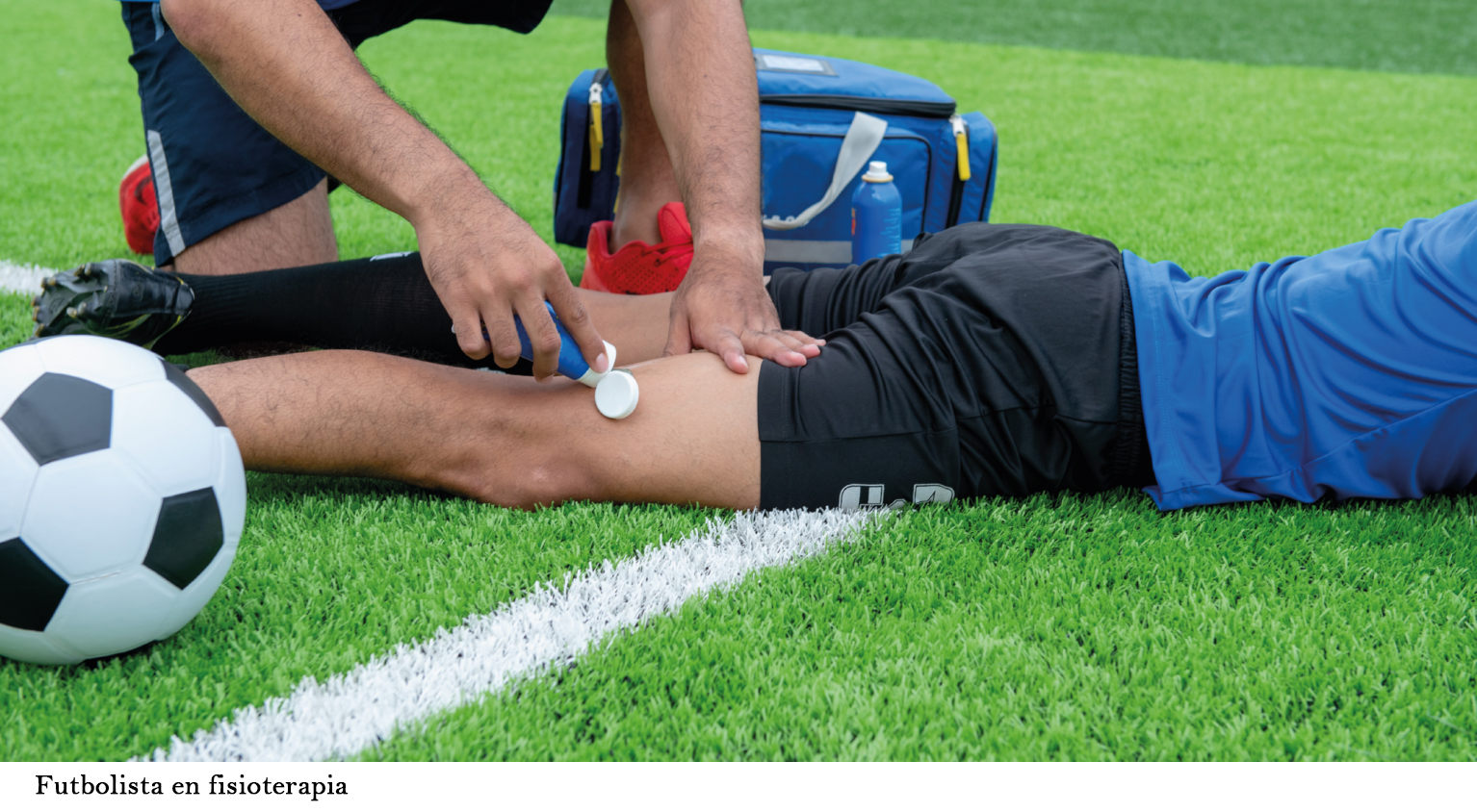 HOMBRE JOVEN EN FISIOTERAPIA PLANO CERRADO