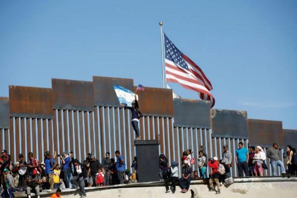 Migrantes en fronteras estadounidenses/Getty Images