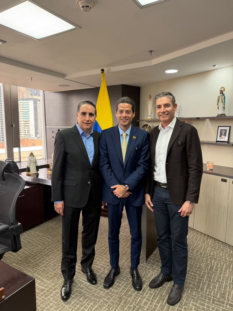 A la derecha el fundador de SuperGiros Gustavo Gómez, a la izquierda del presidente de la compañía Édgar Páez y en el centro Mauricio Gómez Amin, ministro de Comercio .