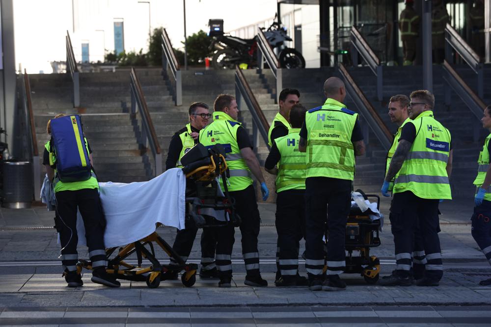 Emergencias danesas atendiendo a las víctimas del tiroteo en un centro comercial de la capital del país / AP
