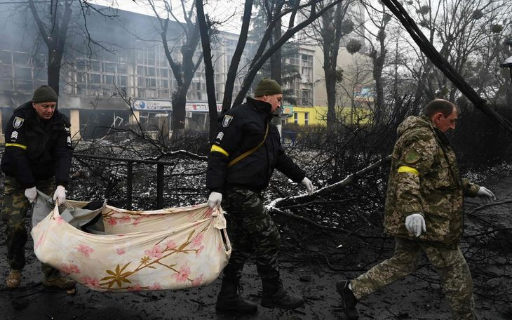 Servicio de emergencias traslada el cuerpo de un civil en Ucrania / Foto: The Telegraph