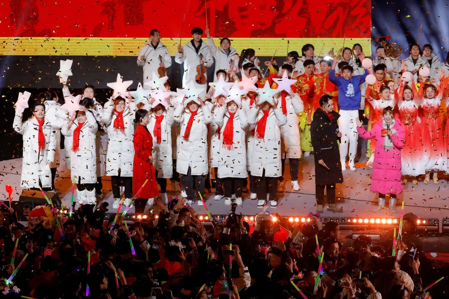 Artistas actúan en la celebraciòn del Año Nuevo en el Parque Shougang en Beijing, China. Foto Reuters.