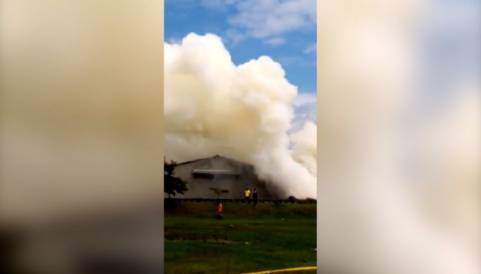 Nube de humo que lleva más de 20 horas desde que se presentó el incendio/El País