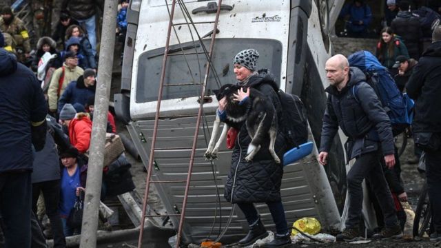 Ciudadanos ucranianos buscan refugio para huir de los bombarderos rusos / Foto: Getty Images