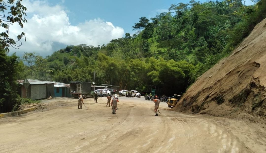 El levantamiento del derrumbe que ocasión el cierre de la vía del Alto de la Línea duró 28 horas / Foto: consecionaria APP GICA