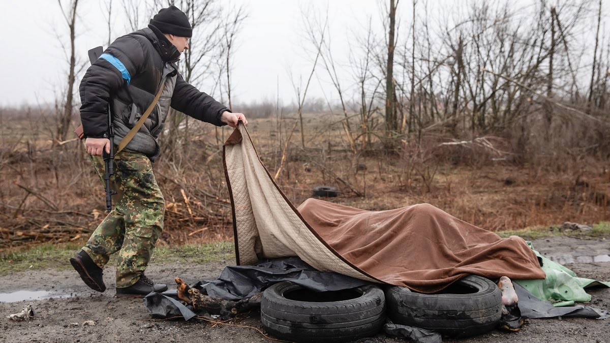Mientras que el servicio de emergencias ucraniano levanta los cuerpos hallados, al menos otros 289 han sido enterrados en fosas comunes / AFP