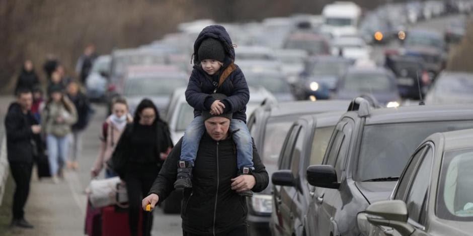 Refugiados ucranianos llegan al cruce fronterizo de Medyka, en Polonia / Foto: Visar Kryeziu