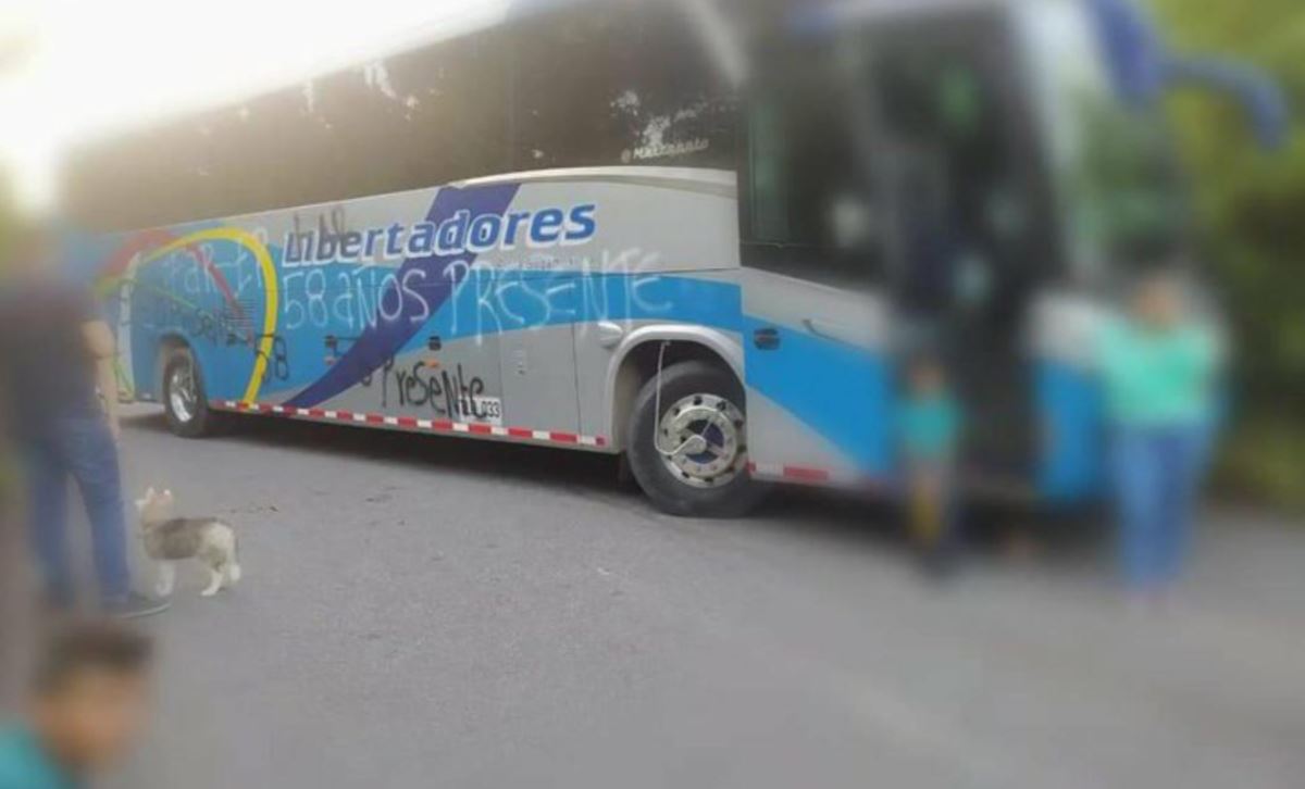 Bus de servicio público que bloqueó la Vía Marginal de la Selva / Prensa libre Casanare 