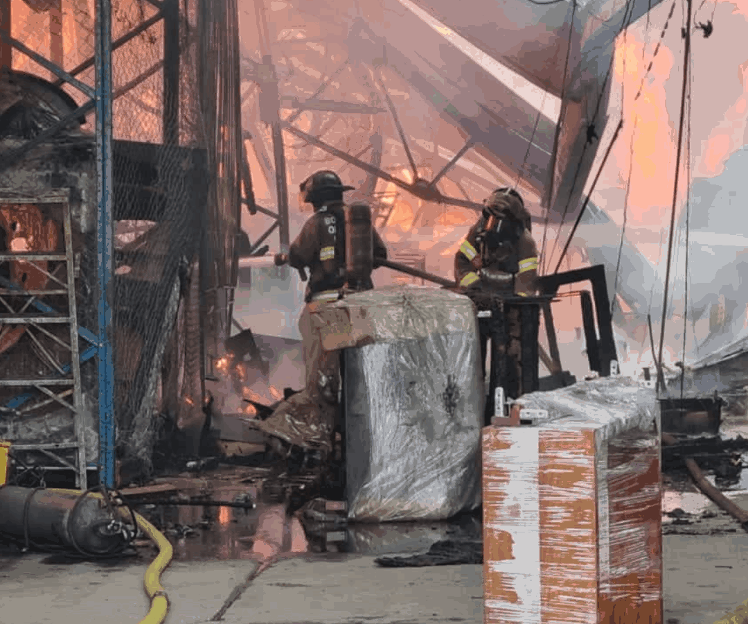 Incendio fábrica de muebles zona industrial de Bogotá/ Foto: Cuerpo de Bomberos