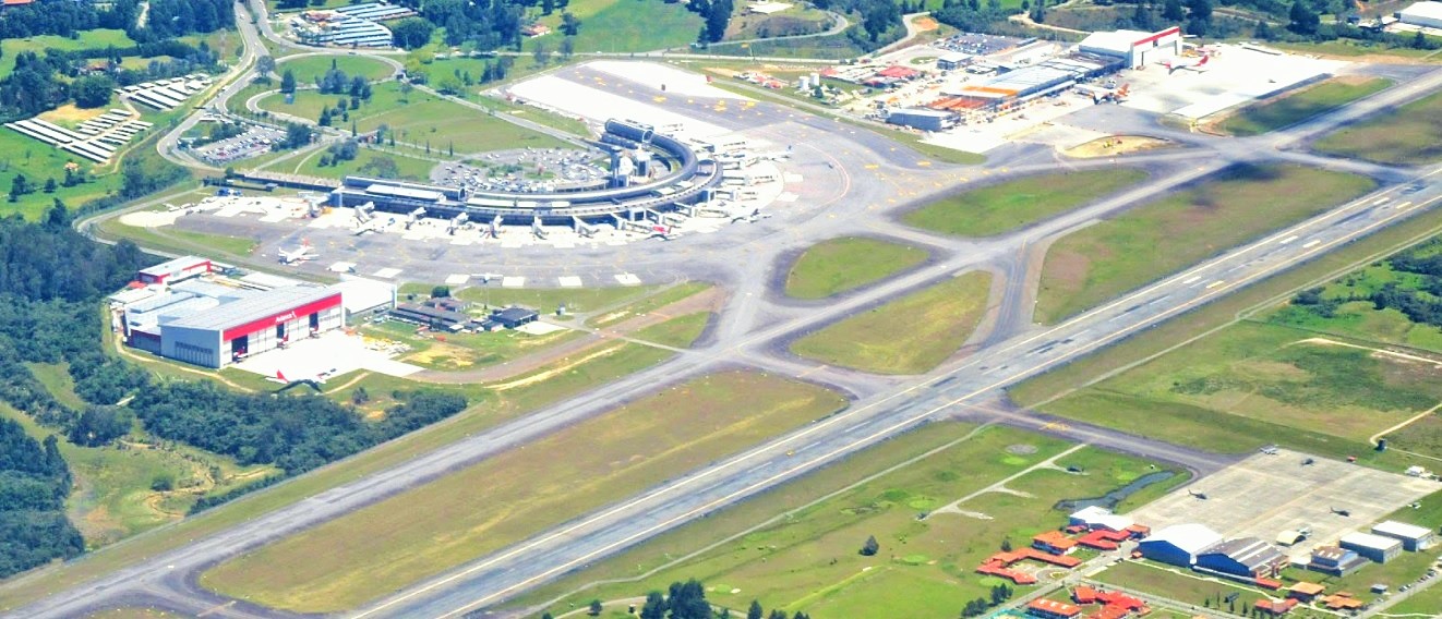 Pista de aterrizaje aeropuerto José María Córdova/Torre El Dorado