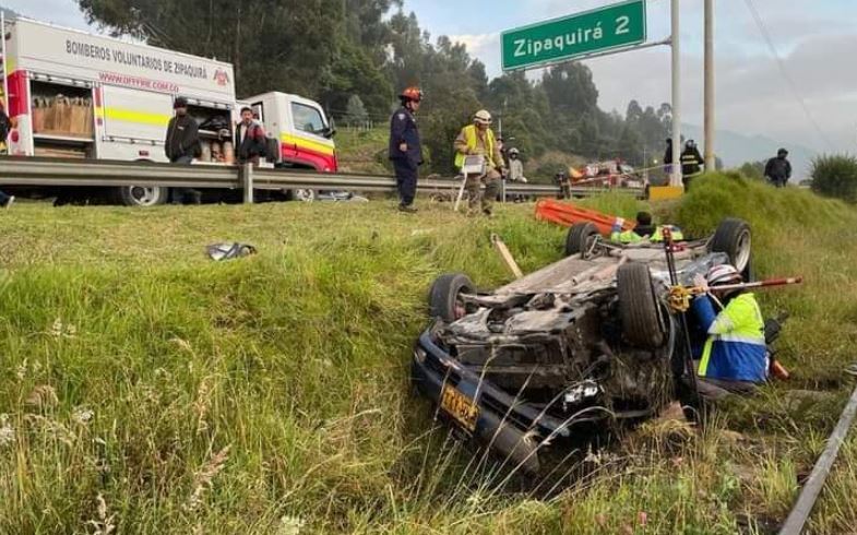 CARRO VOLCADO EN ZIPAQUIRÁ