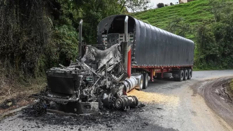 Vehículo incinerado durante el paro armado del Clan del Golfo / Getty Images 