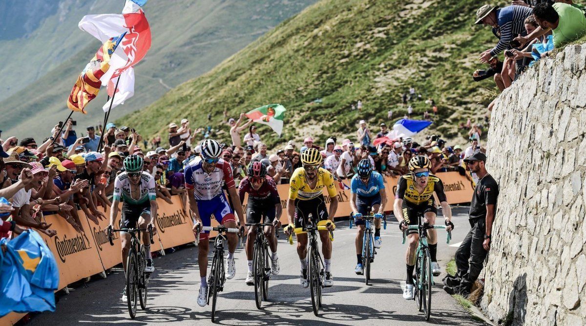 Egan Bernal en fuerte ascenso en una de las etapas del Tour