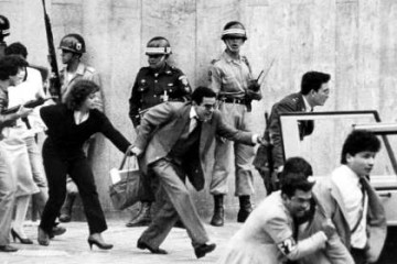 Personas huyen de la toma del Palacio de Justicia 7 de noviembre de 1985 / Foto: archivo