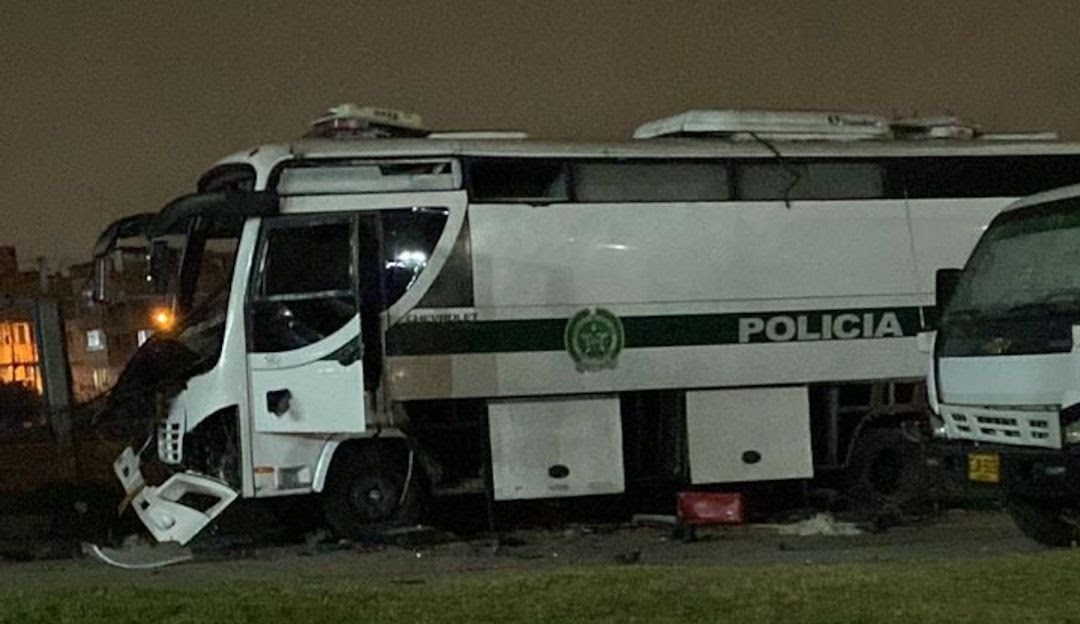 Vehículo afectado por atentado con explosivos a la estación de Policía de Sierra Morena en la localidad de Ciudad Bolívar en Bogotá / Foto: Policía Metropolitana de Bogotá
