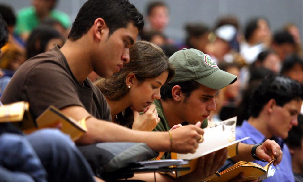 ESTUDIANTES EN CLASE