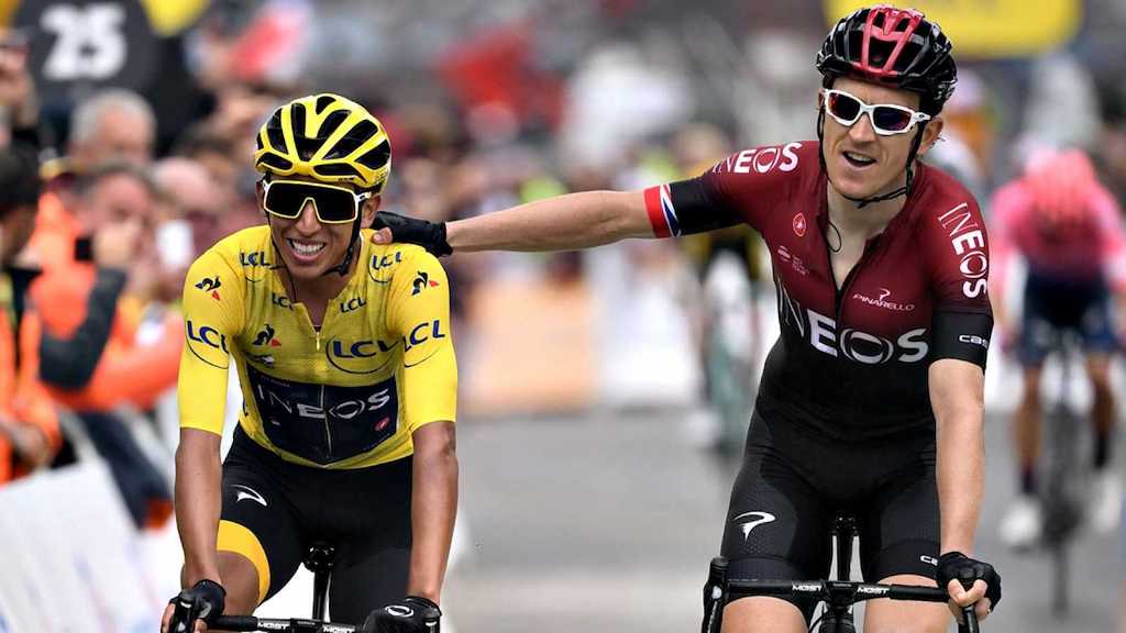 Egan Bernal celebra con su compañero Geraint Thomas