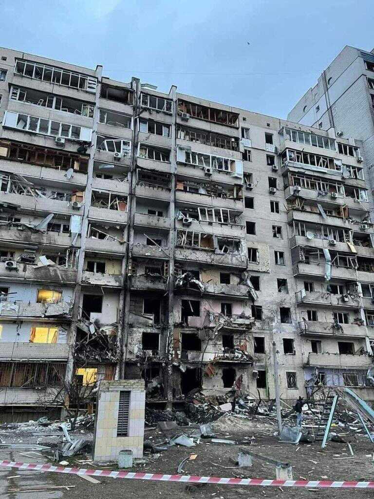Edificio civil destruido por cohete ruso en Kiev, Ucrania / Foto: Andriy Tsaplienko