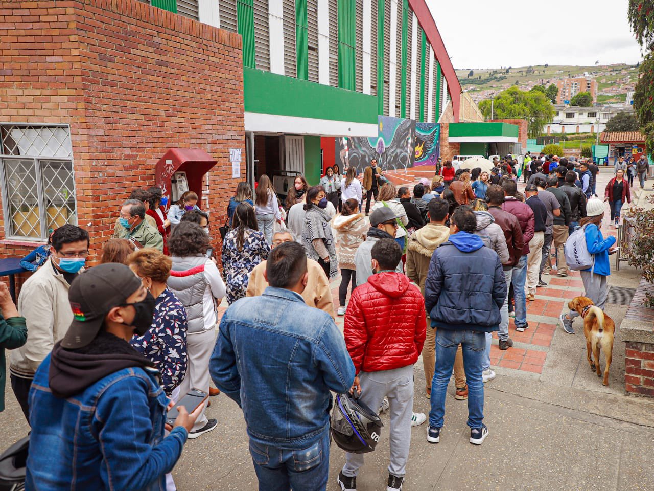 Se han reportado extensas filas en las principales ciudades del país por una gran afluencia de votantes / @CarlosAmayaR