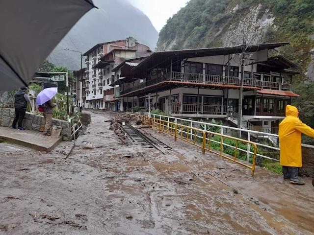 Las inundaciones destruyeron vías férreas y puentes peatonales/Pulzo