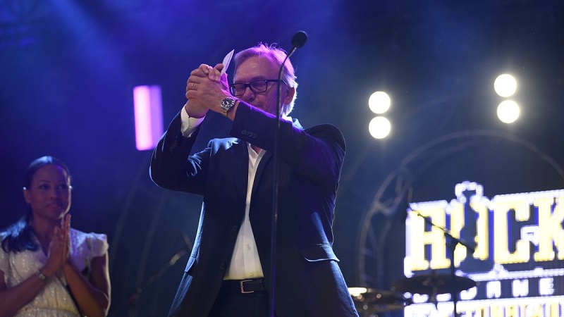 Kals Berling recibe premio de su hijo Avicii a la mejor canción sueca del año/BeatMix