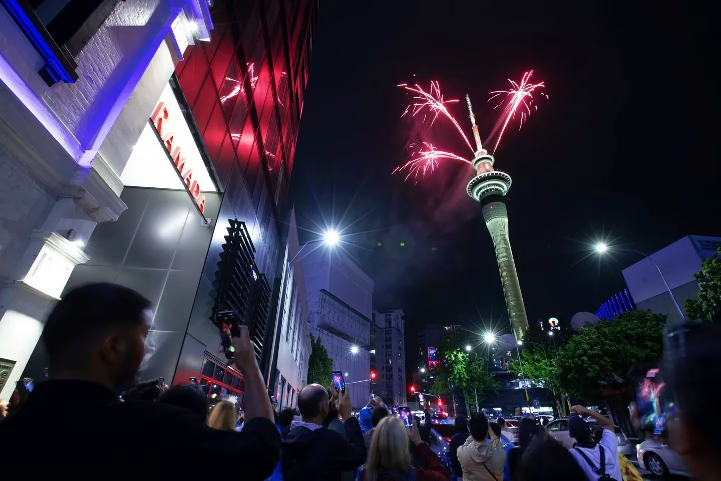 La Sky Tower en Auckland, Nueva Zelanda, se ilumina para recibir el 1 de enero 2024.