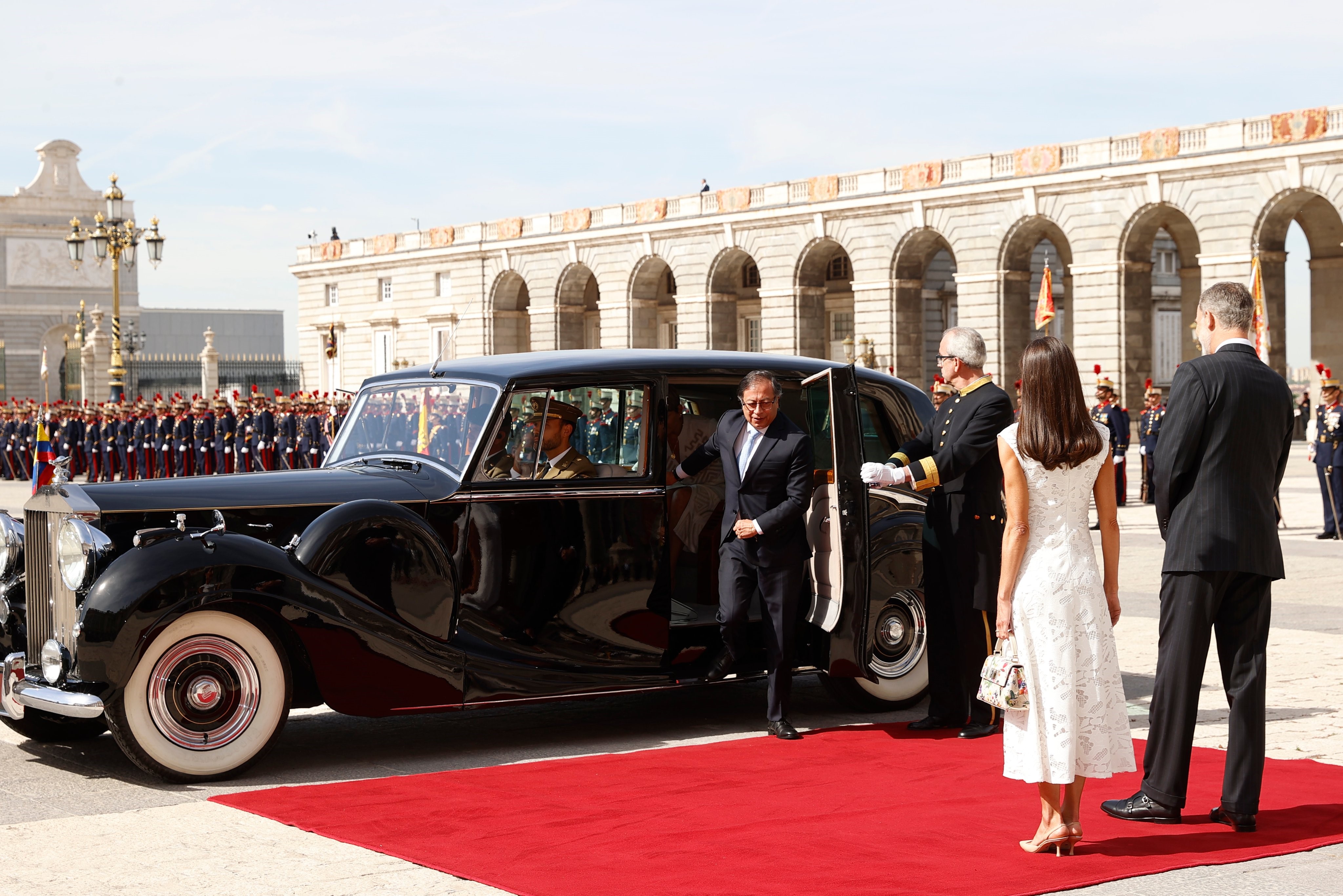 PETRO LLEGANDO AL PALACIO DE MADRID