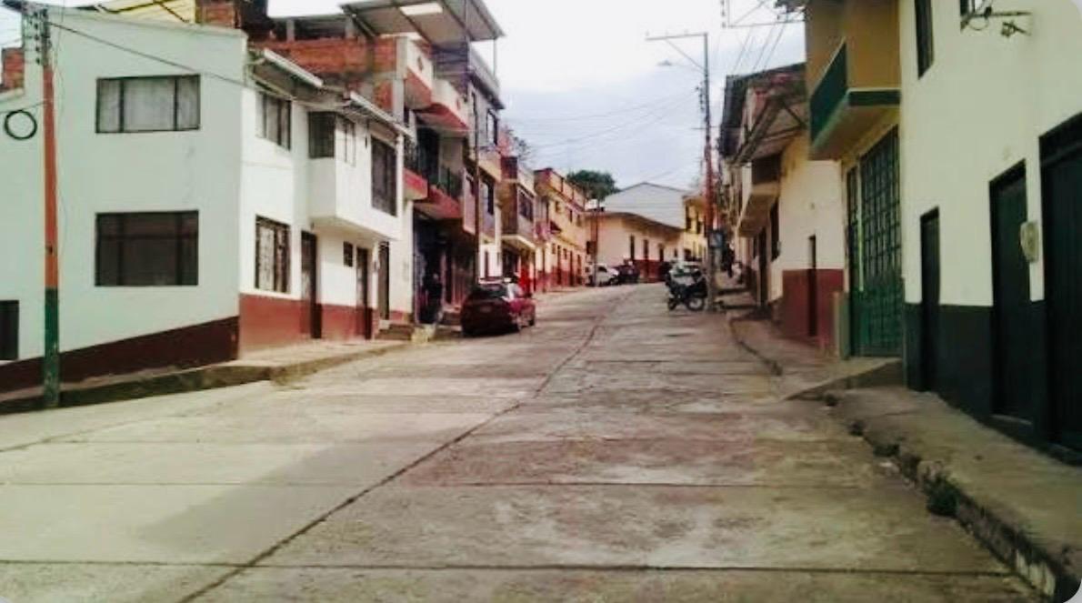  Los habitantes de Manta se quejan por el mal estado de las vías del municipio.
