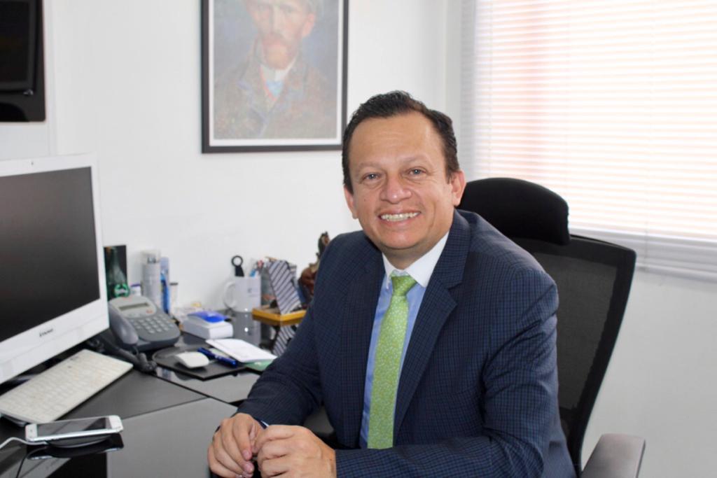 Dr. Carlos Eduardo Pérez, médico infectólogo