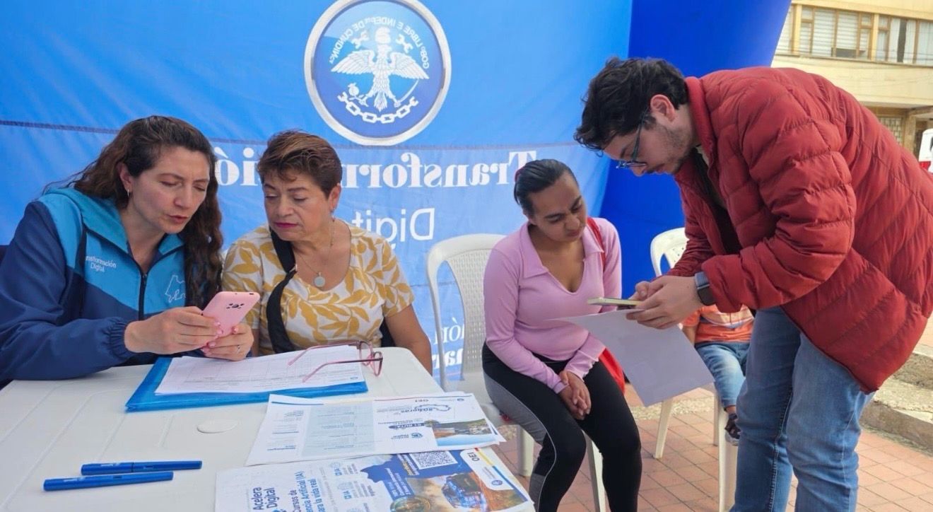 Gobernación de Cundinamarca. Ciudadanos accediendo a "Cundinamarca Acelera Digital".