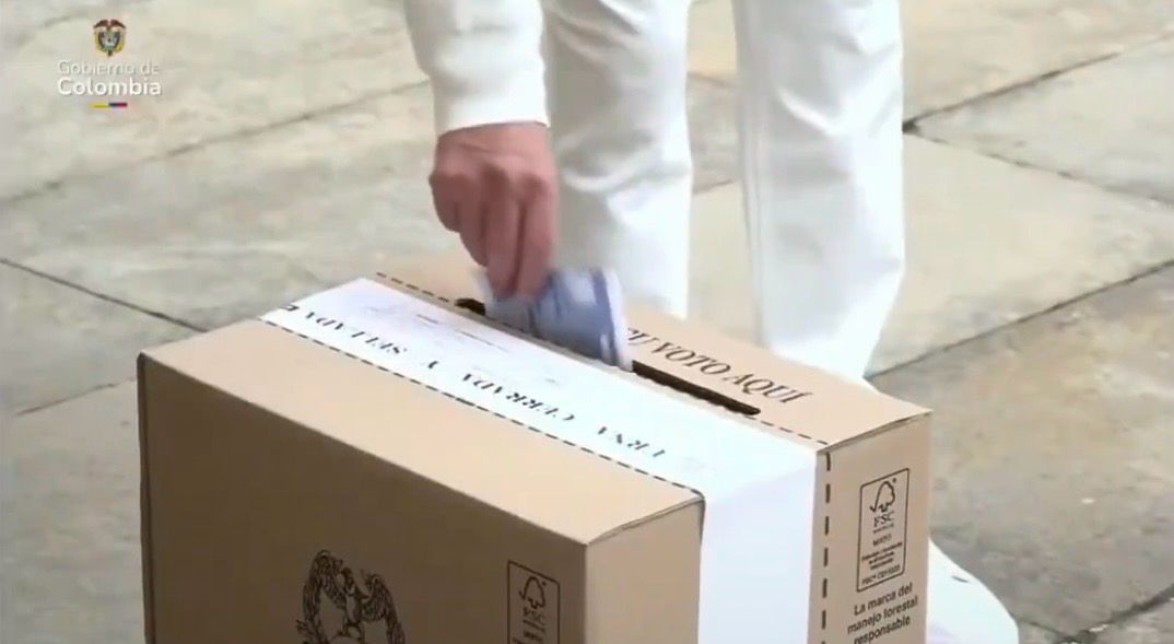 Presidente Petro depositando su voto en la urna. Captura de video.