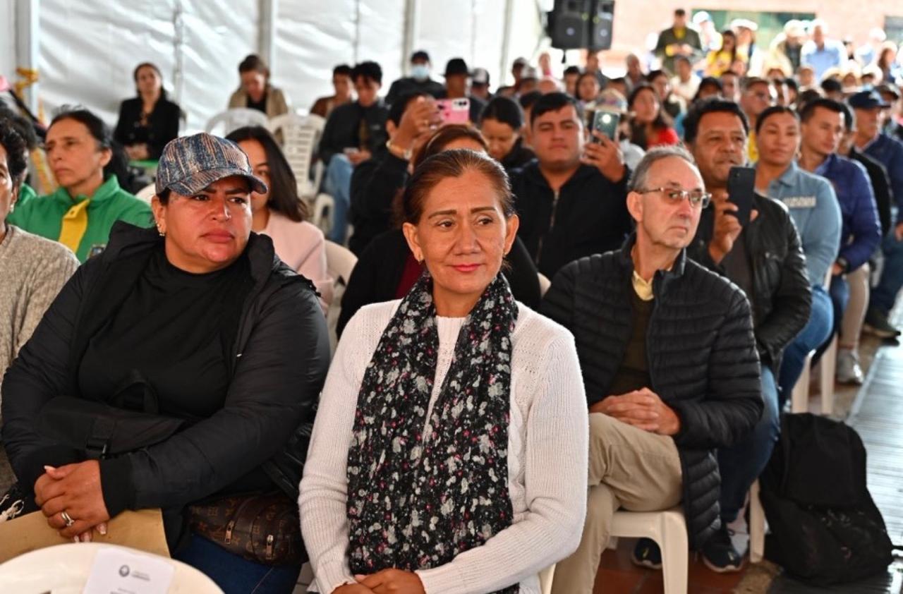 Campesinos beneficiarios. Gobernación de Cundinamarca.