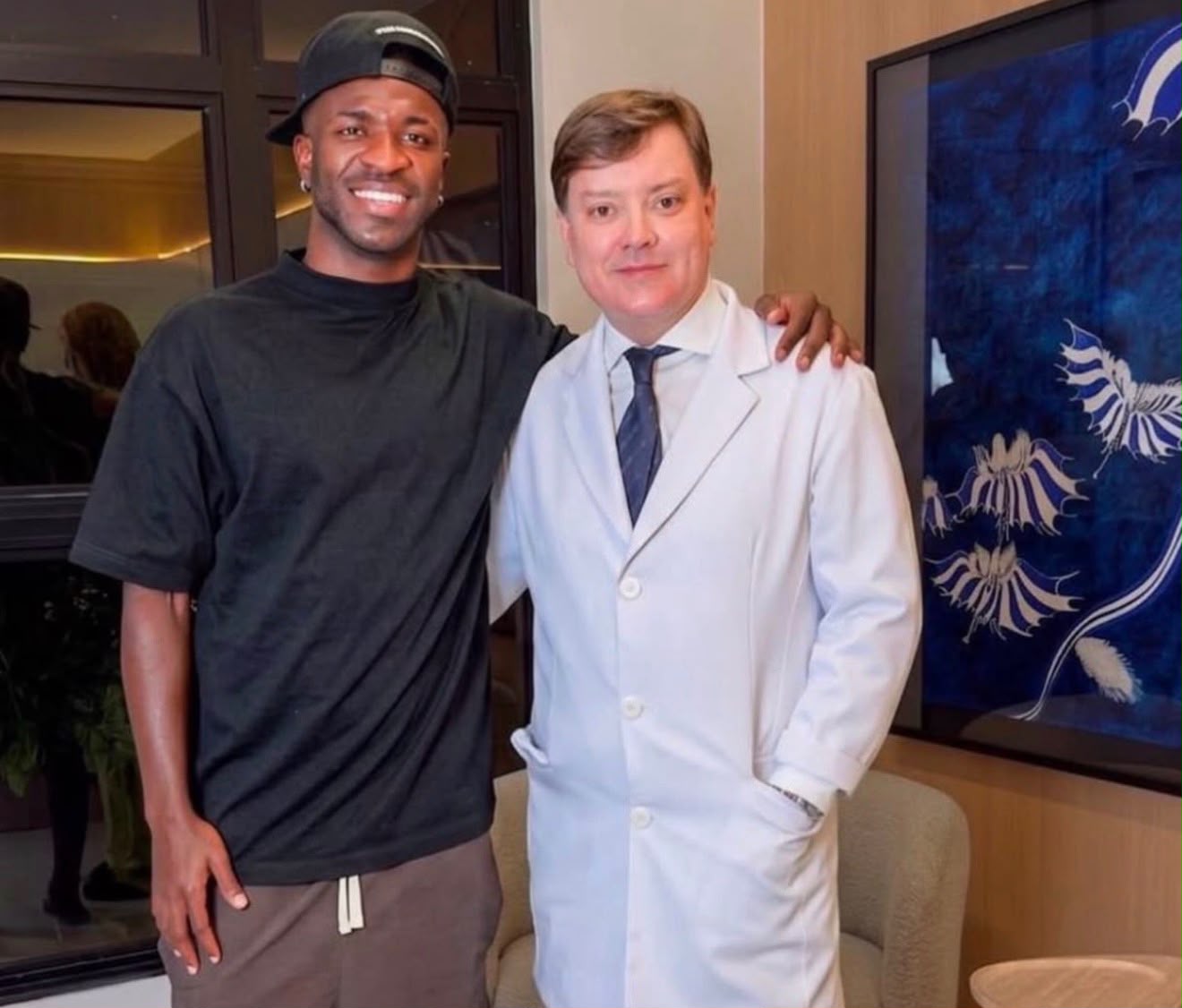 Vinicius Jr. junto al dermatólogo brasileño Alessandro 