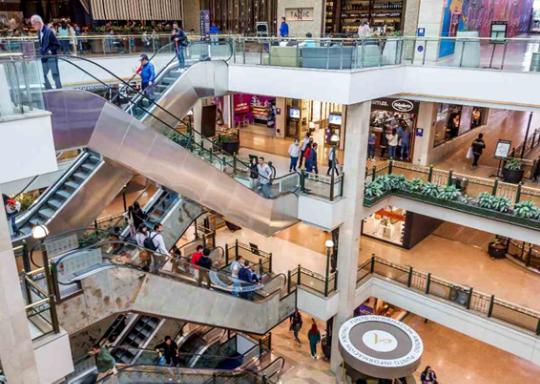 Interiores del Centro Andino con diversas tiendas de marca. 
