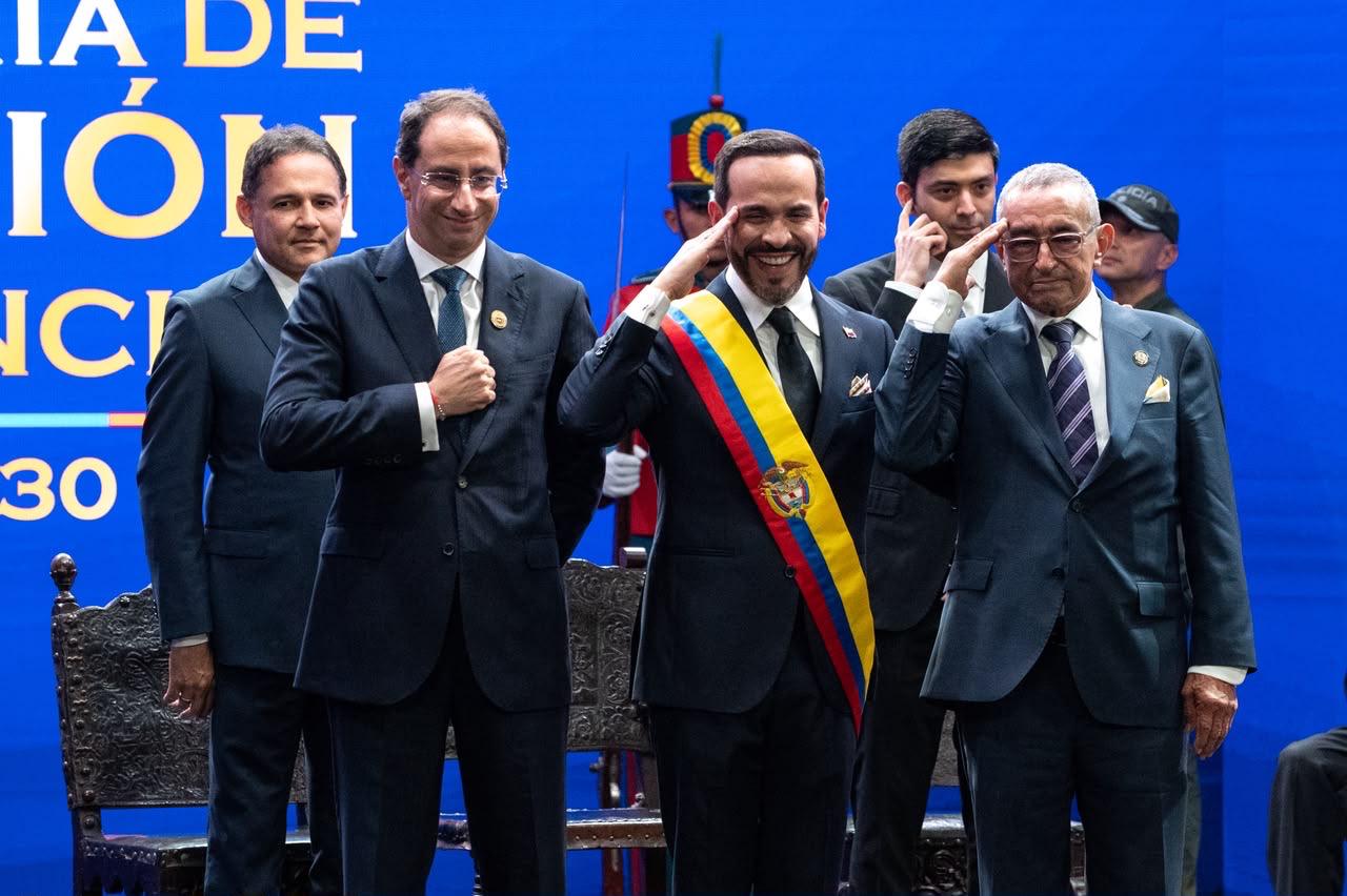 José Manuel Restrepo, vicepresidente de Colombia; Abelardo de la Espriella, presidente de Colombia; y Luis Felipe Yagüé, vendedor. Presidencia de la República.