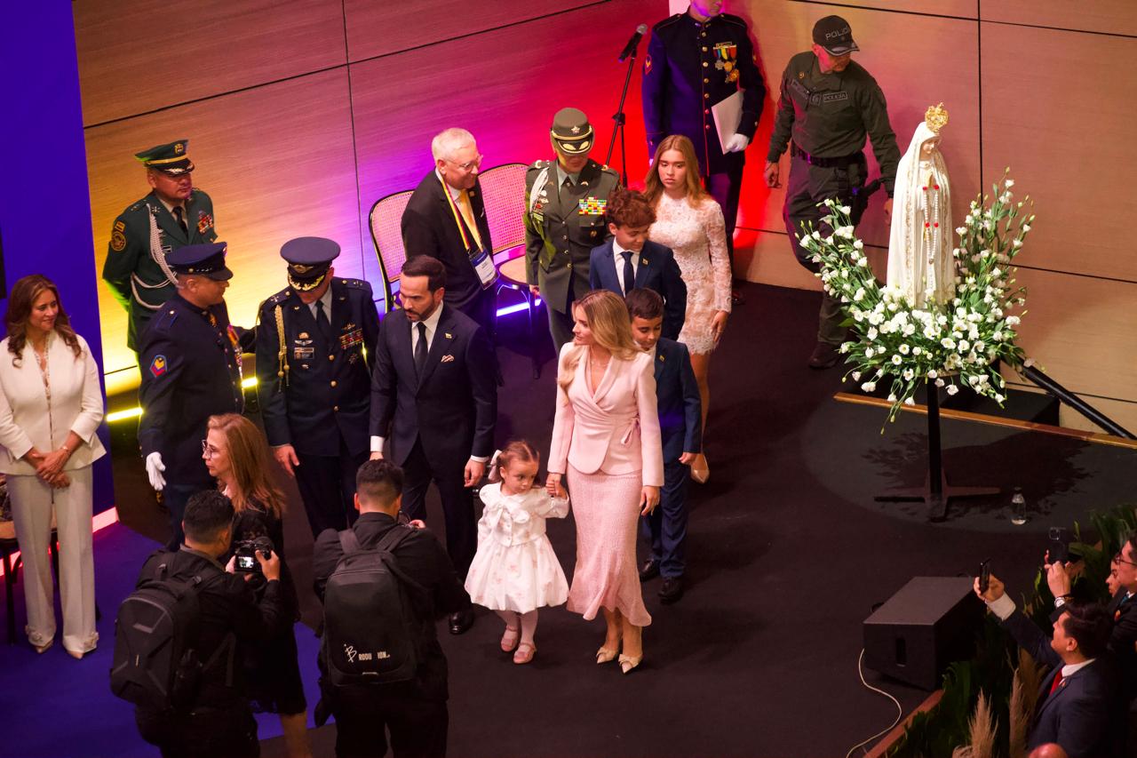 Abelardo de la Espriella junto a su familia en la ceremonia de posesión presidencial. Presidencia de Colombia.