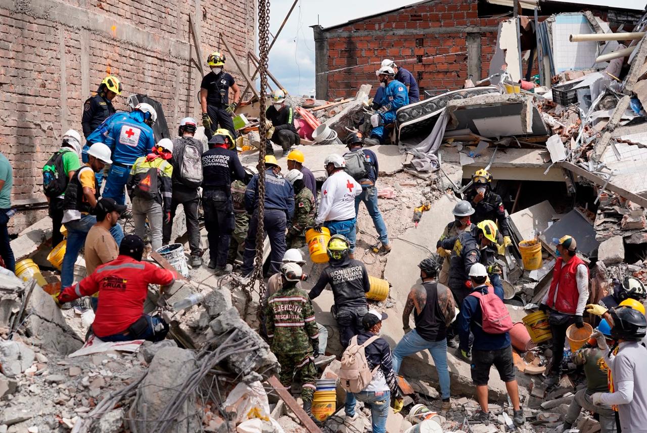 Labores de rescate tras el terremoto de 7,4.