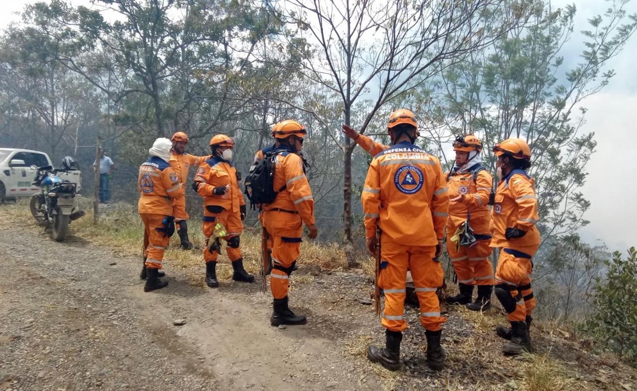 Defensa Civil atendiendo el incendio.