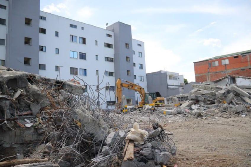 Retiro de escombros tras el terremoto.