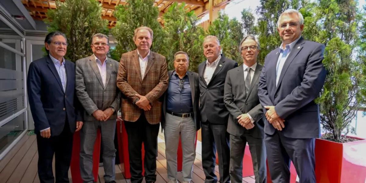 Miembros del Comité Ejecutivo de la FCF tras elección de Ramón Jesurun. Foto: cortesía FCF.